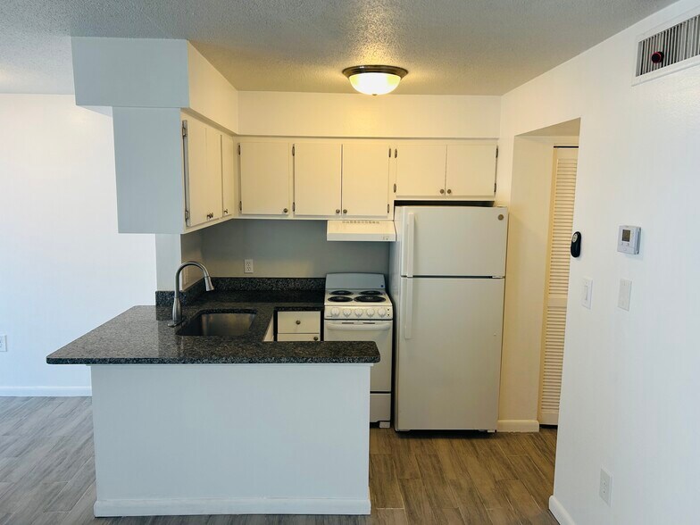 Building Photo - 4035 S School Ave