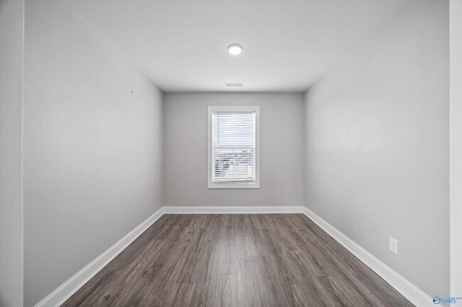 Building Photo - 17050 Stonegate Dr