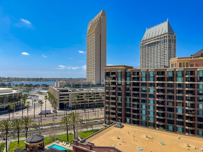 Building Photo - Furnished condo in the heart of San Diego ...