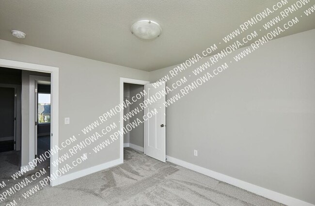 Building Photo - 670 SE Drumlin Dr