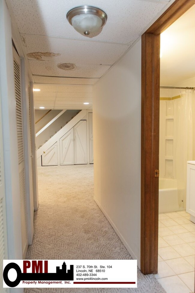 Building Photo - 8030 N Hazelwood Dr