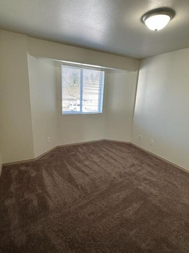 Building Photo - 2 Bed 1 Bath Apartment with a Single Car garage included!