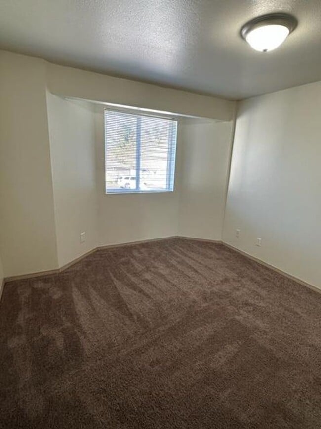 Building Photo - Rent Special: 1/2 Off April's Rent!! 2 Bedroom 1 Bath Unit NE Salem!