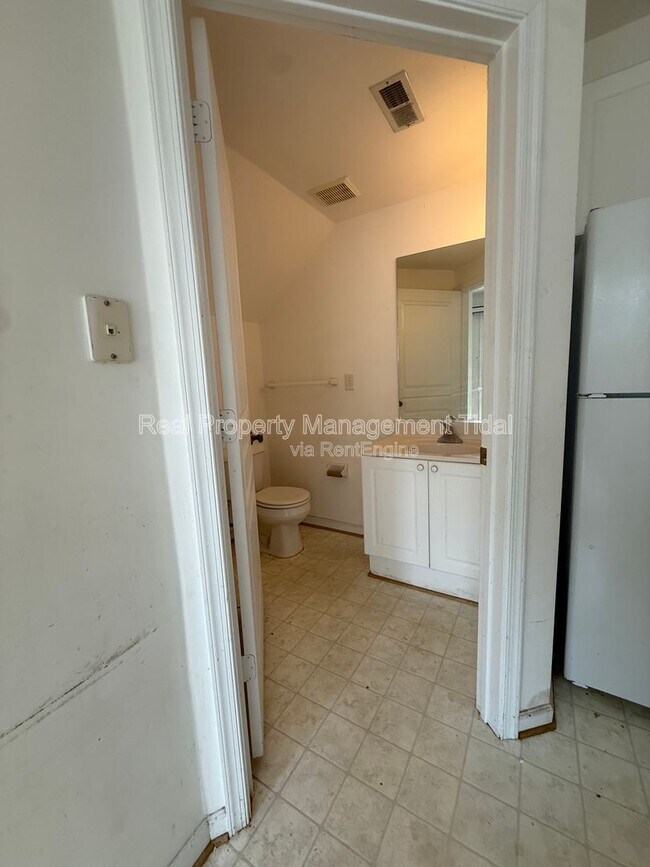 Building Photo - 5813 Ludington Dr