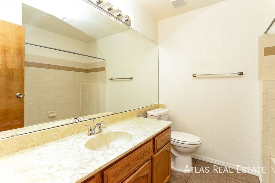 Building Photo - 7648 S Danforth Ave