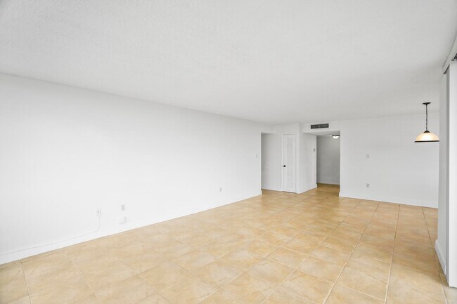 Building Photo - 18051 Biscayne Blvd