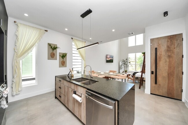 Building Photo - 2211 Staples St