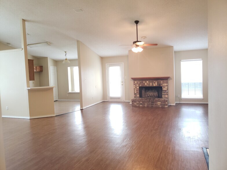 Building Photo - 2212 Carriage Hill