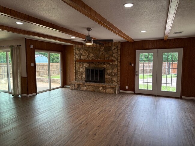 Building Photo - TEXAS SIZED WHITESBORO HOME FOR LEASE! 4 BEDROOMS-LOTS OF SPACE! HURRY!
