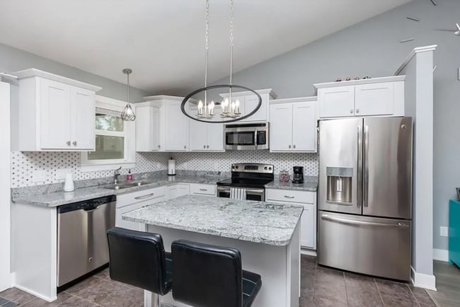 Building Photo - 5805 Pine Ct