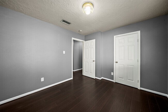 Building Photo - 10 S Willow Point Cir