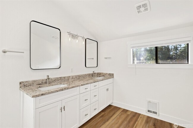 Building Photo - 9104 Highland Ave SW