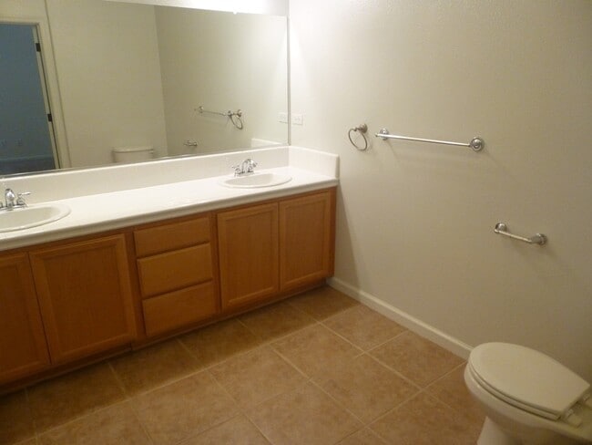 Building Photo - 3 Bedroom Condo in Sunrise Hills