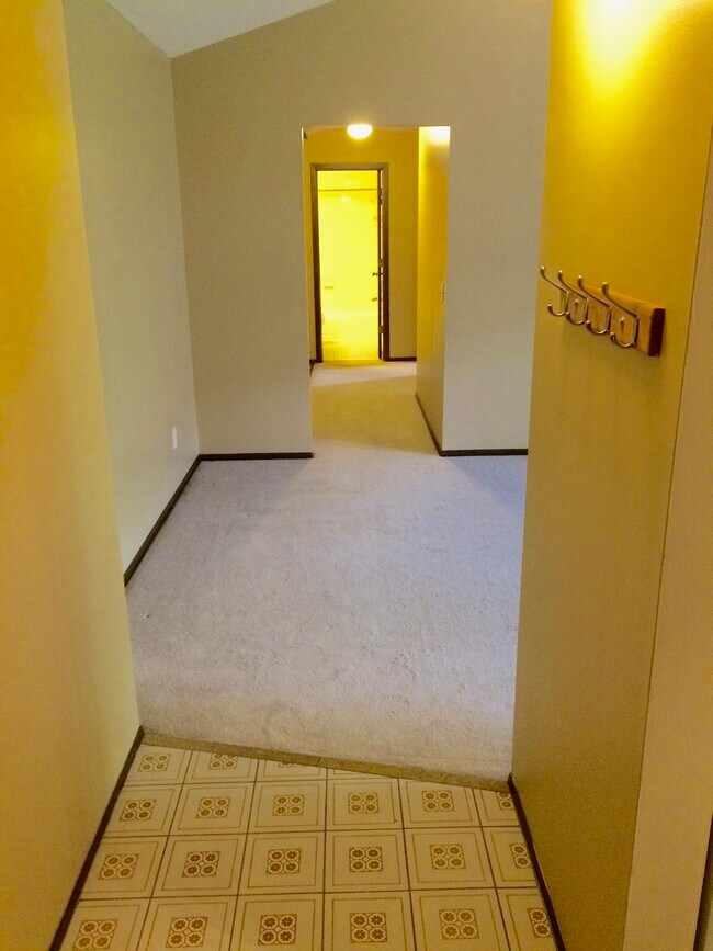 entry and hallway - 938 Westbrooke Way