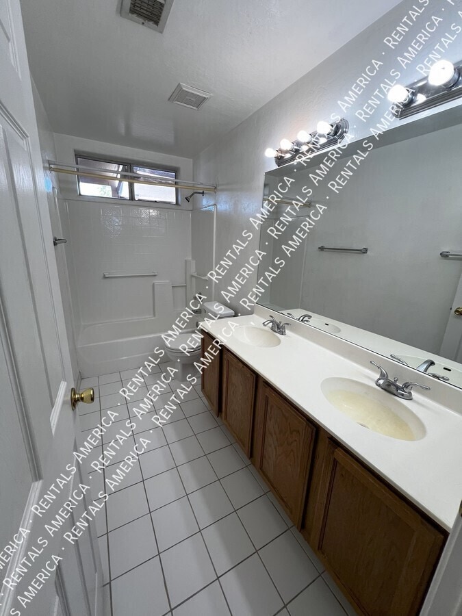Building Photo - 6338 S Colonial Way