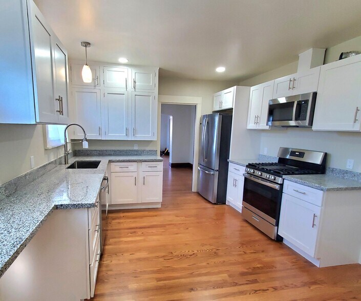 Building Photo - 806 Vincente Ave