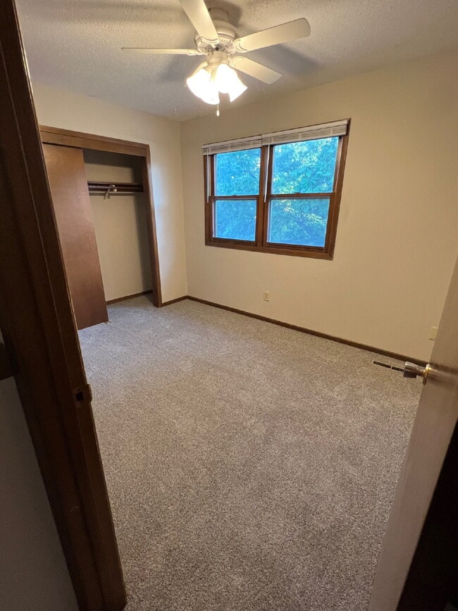 Building Photo - 3 Bedroom Duplex on South Side of Des Moines Available!