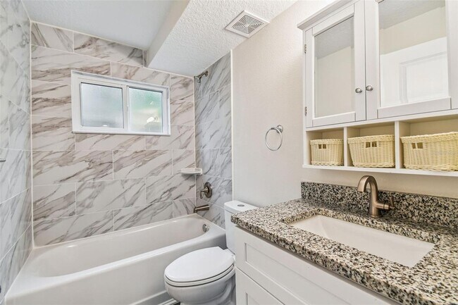 Building Photo - 650 E Tarpon Ave