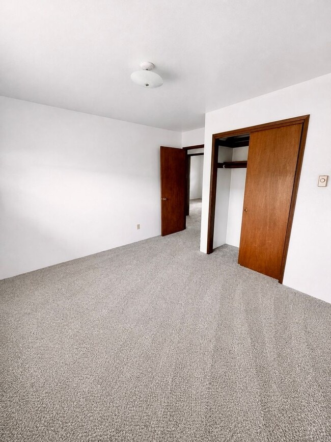 Building Photo - Large 3 Bed 1.5 Bath with large Garage Located in Cosmopolis