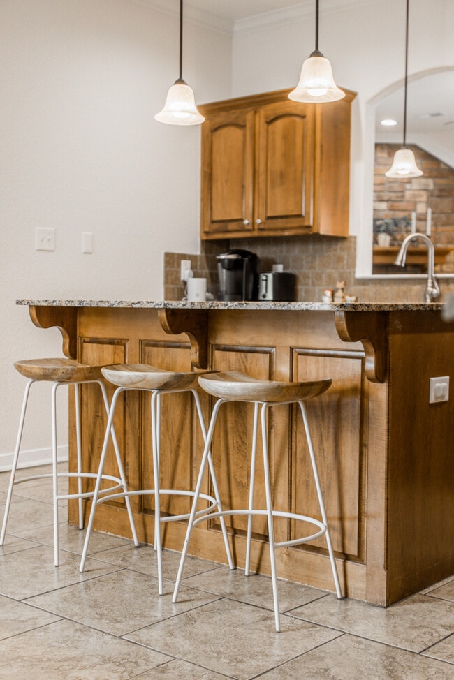 Building Photo - 3960 W Mountain View Dr