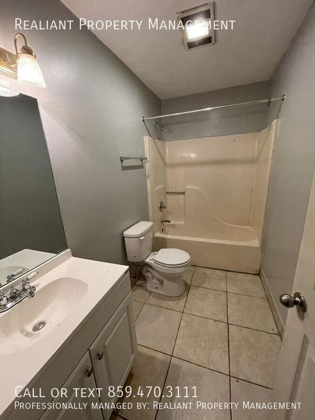 Building Photo - 215 Green St