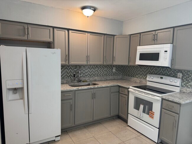 Building Photo - 1740 SW 70th Way