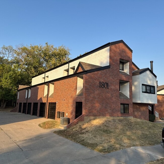 Building Photo - Unique two bedroom 1 1/2 bath with additio...