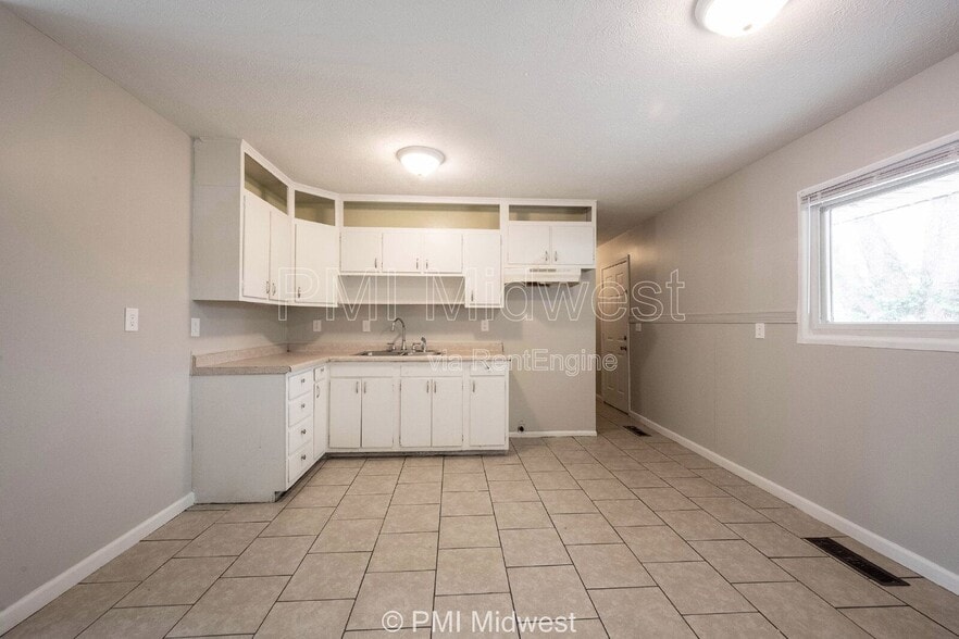 Building Photo - 5925 Sunwood Dr