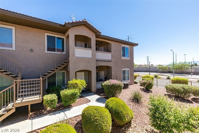 Building Photo - 2305 W Horizon Ridge Pkwy