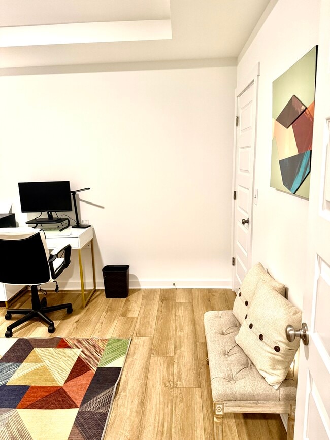 Building Photo - Luxury Townhome