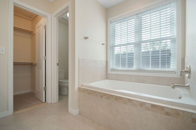 Building Photo - 803 Sunken Rd