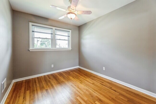Building Photo - Bergenfield NJ Split Level Spacious Single Family home