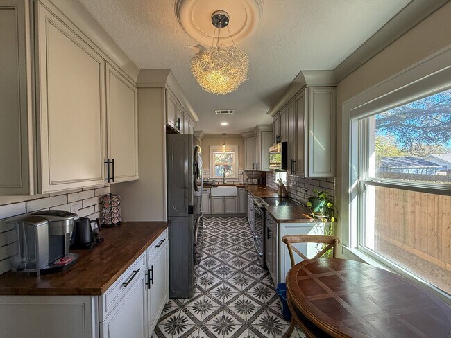 Building Photo - Beautifully Updated Cottage Near Downtown Pensacola with Massive Backyard + LAWN CARE INCLUDED!