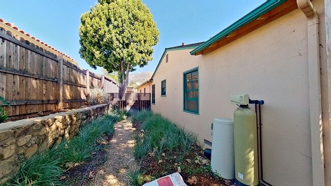 Building Photo - Desirable 3 Bedroom, 2 Bathroom house in S...