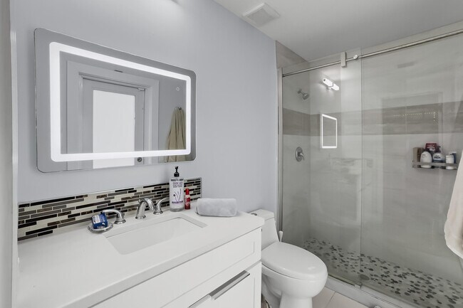 Building Photo - 15622 Cypress Park Dr