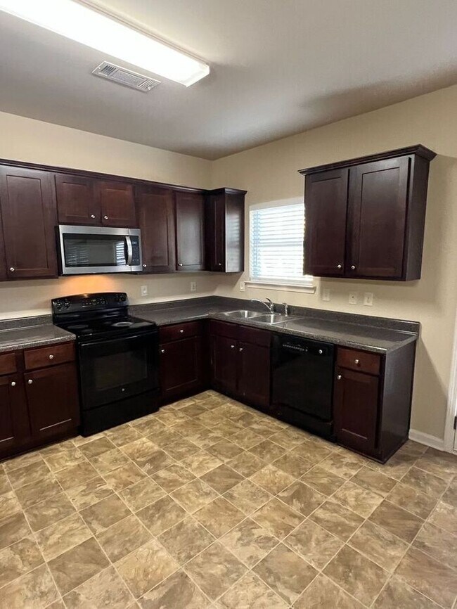 Building Photo - Beautiful 3-Bedroom, 2.5-Bath Home in Established Community!