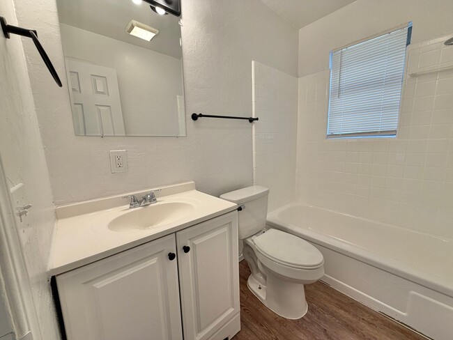 Building Photo - 3 bed Fresh inside!