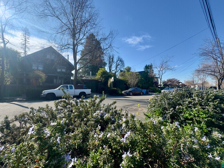 Building Photo - 2733 Russell St