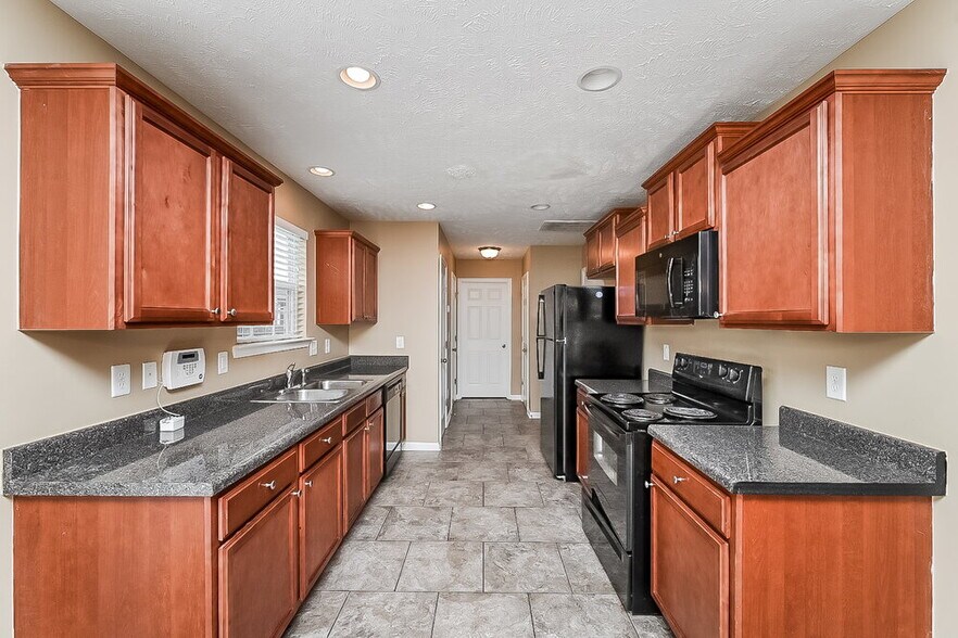 Building Photo - 319 Sarna Dr