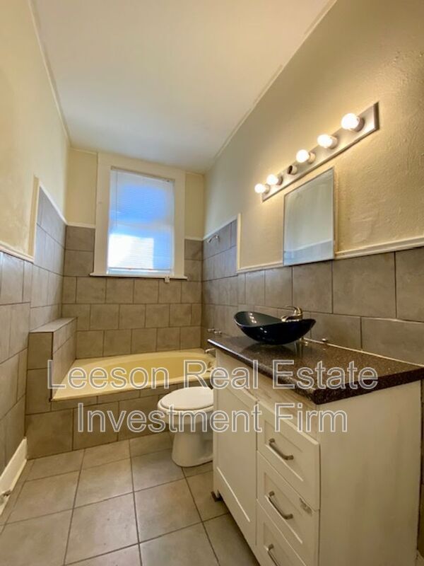 Building Photo - 546 Dalzell St