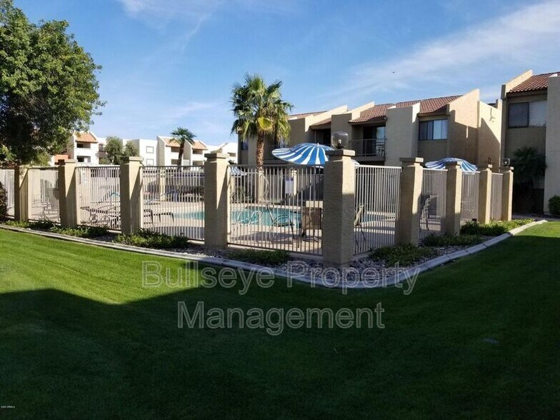 Building Photo - 1111 E University Dr