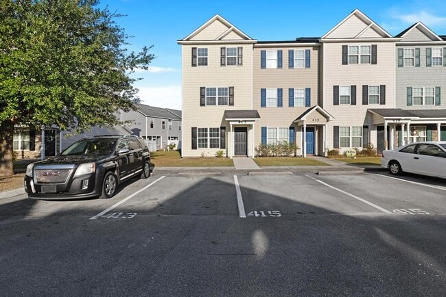Building Photo - Great Townhome! City Limits! Carolina Forest!
