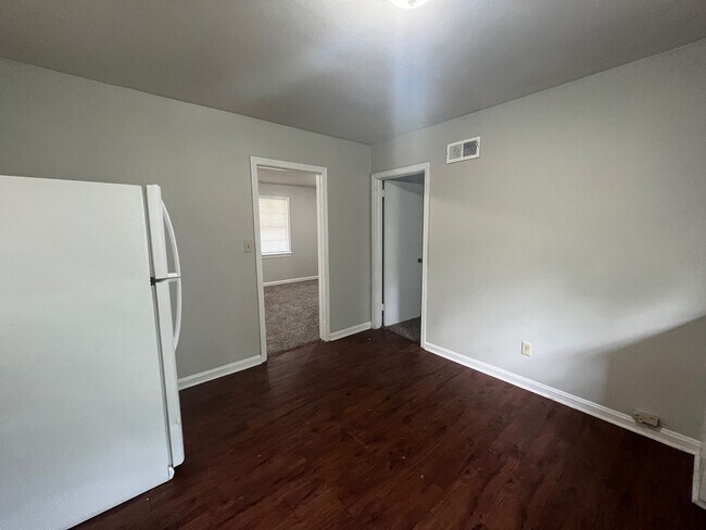 Building Photo - 3 bedroom 1 bathroom single level home