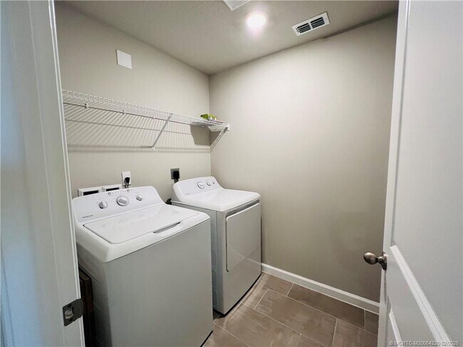 Building Photo - 3913 SE Mentmore Ln