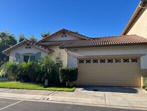 Building Photo - Spacious single story 2-bed home with an o...