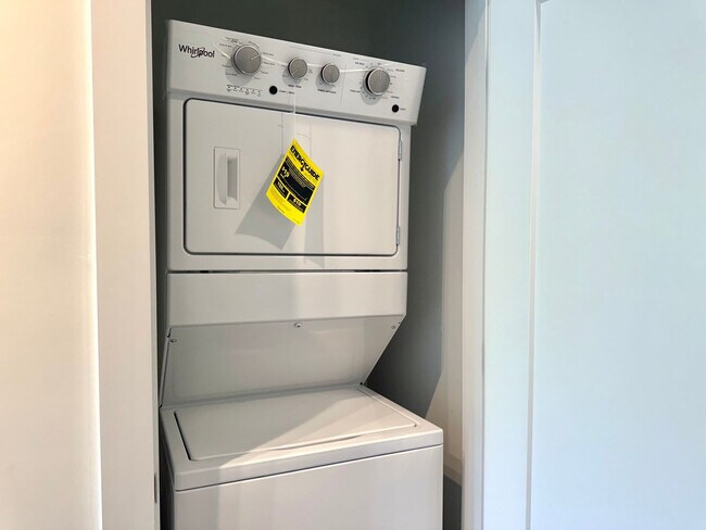 Building Photo - 525 Parkway Dr NE