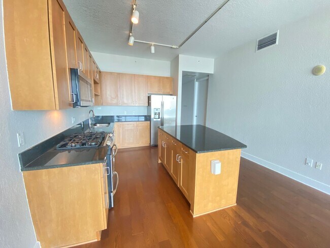 Building Photo - 2 Bedroom 2 Bath VUE Condo -- Application ...