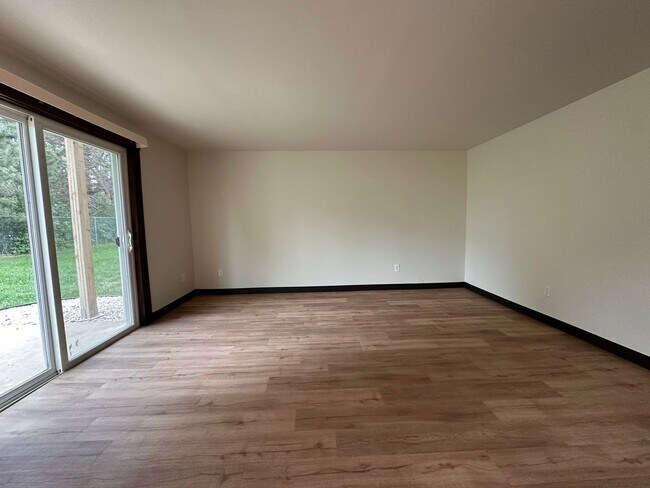 Building Photo - Noble Estates ||