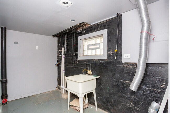 Building Photo - 9111 S Kingston Ave