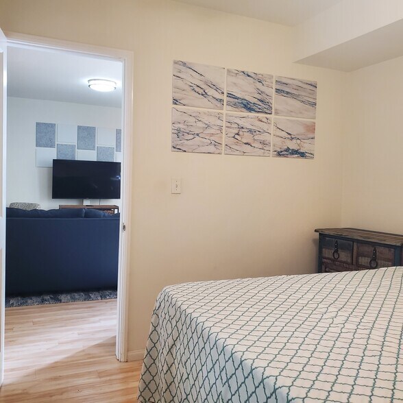 Queen Size Bed - 301 N Francisca Ave